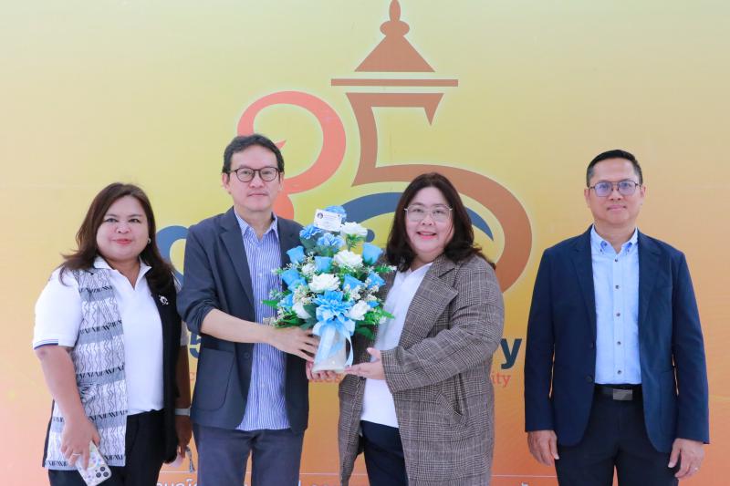 รศ.สุทัศน์ เยี่ยมวัฒนา คณบดีคณะสถาปัตยกรรมศาสตร์ ศิลปะและการออกแบบ มอบช่อดอกไม้แสดงความยินดี  เนื่องในโอกาสวันสถาปนาครบรอบ 35 ปี คณะมนุษยศาสตร์