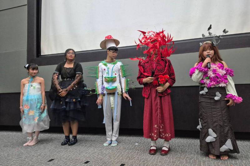 ผลงานสร้างสรรค์  Compose Fashion ของนิสิตสาขาทัศนศิลป์ ปี2