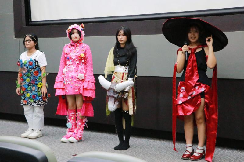 ผลงานสร้างสรรค์  Compose Fashion ของนิสิตสาขาทัศนศิลป์ ปี2