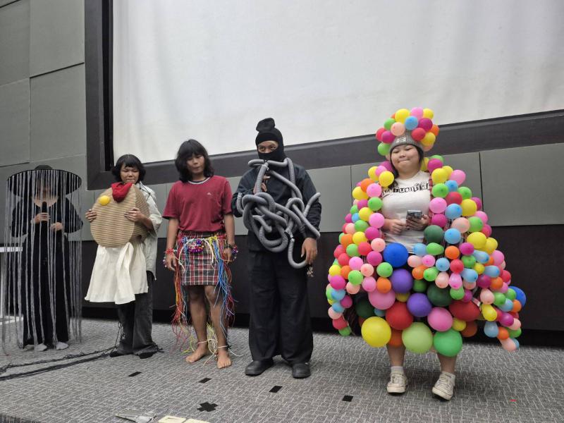 ผลงานสร้างสรรค์  Compose Fashion ของนิสิตสาขาทัศนศิลป์ ปี2