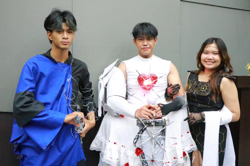 ผลงานสร้างสรรค์  Compose Fashion ของนิสิตสาขาทัศนศิลป์ ปี2