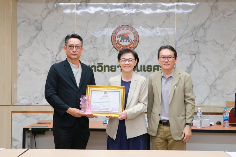 รองศาสตราจารย์ ดร.วัชรินทร์ จินต์วุฒิ เข้าร่วมพิธีรับมอบโล่ประกาศเกียรติคุณและใบประกาศเกียรติบัตร "อาจารย์ต้นแบบการพัฒนานิสิตแบบองค์รวม มหาวิทยาลัยนเรศวร " 