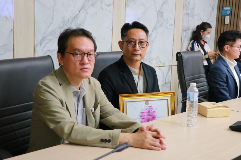 รองศาสตราจารย์ ดร.วัชรินทร์ จินต์วุฒิ เข้าร่วมพิธีรับมอบโล่ประกาศเกียรติคุณและใบประกาศเกียรติบัตร "อาจารย์ต้นแบบการพัฒนานิสิตแบบองค์รวม มหาวิทยาลัยนเรศวร " 