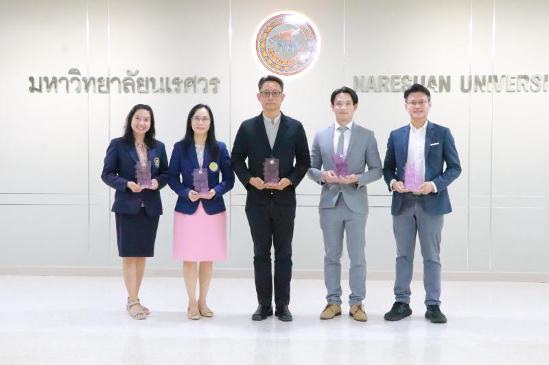 รองศาสตราจารย์ ดร.วัชรินทร์ จินต์วุฒิ เข้าร่วมพิธีรับมอบโล่ประกาศเกียรติคุณและใบประกาศเกียรติบัตร "อาจารย์ต้นแบบการพัฒนานิสิตแบบองค์รวม มหาวิทยาลัยนเรศวร " 