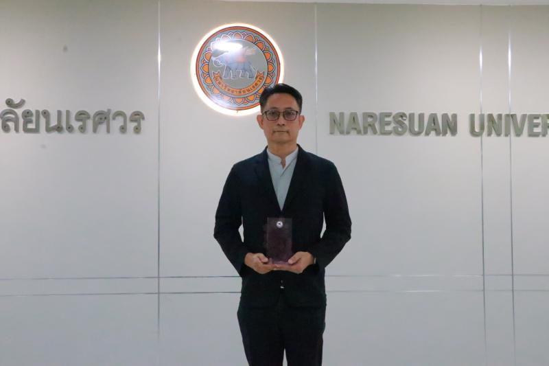 รองศาสตราจารย์ ดร.วัชรินทร์ จินต์วุฒิ เข้าร่วมพิธีรับมอบโล่ประกาศเกียรติคุณและใบประกาศเกียรติบัตร "อาจารย์ต้นแบบการพัฒนานิสิตแบบองค์รวม มหาวิทยาลัยนเรศวร " 