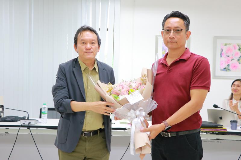 มอบช่อดอกไม้แสดงความยินดี กับ รองศาสตราจารย์ ดร.วัชรินทร์ จินต์วุฒิ  เนื่องในโอกาส ได้รับคัดเลือกเป็น "อาจารย์ต้นแบบการพัฒนานิสิตแบบองค์รวม มหาวิทยาลัยนเรศวร ประจำปี 2568"  