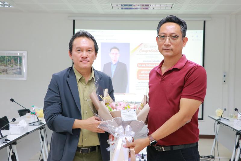 มอบช่อดอกไม้แสดงความยินดี กับ รองศาสตราจารย์ ดร.วัชรินทร์ จินต์วุฒิ  เนื่องในโอกาส ได้รับคัดเลือกเป็น "อาจารย์ต้นแบบการพัฒนานิสิตแบบองค์รวม มหาวิทยาลัยนเรศวร ประจำปี 2568"  