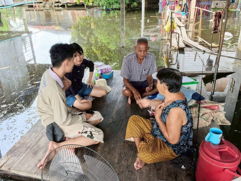     รศ.ศุภกิจ ยิ้มสรวล และนิสิตชั้นปีที่ 4 ภาควิชาสถาปัตยกรรม ดำเนินโครงการ “วังกุ่ม Sandbox ชุมชนสู้อุทกภัย”