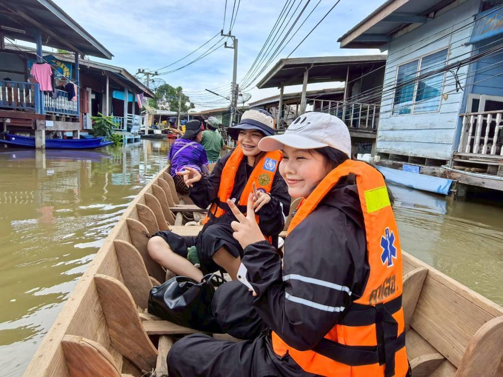     รศ.ศุภกิจ ยิ้มสรวล และนิสิตชั้นปีที่ 4 ภาควิชาสถาปัตยกรรม ดำเนินโครงการ “วังกุ่ม Sandbox ชุมชนสู้อุทกภัย”