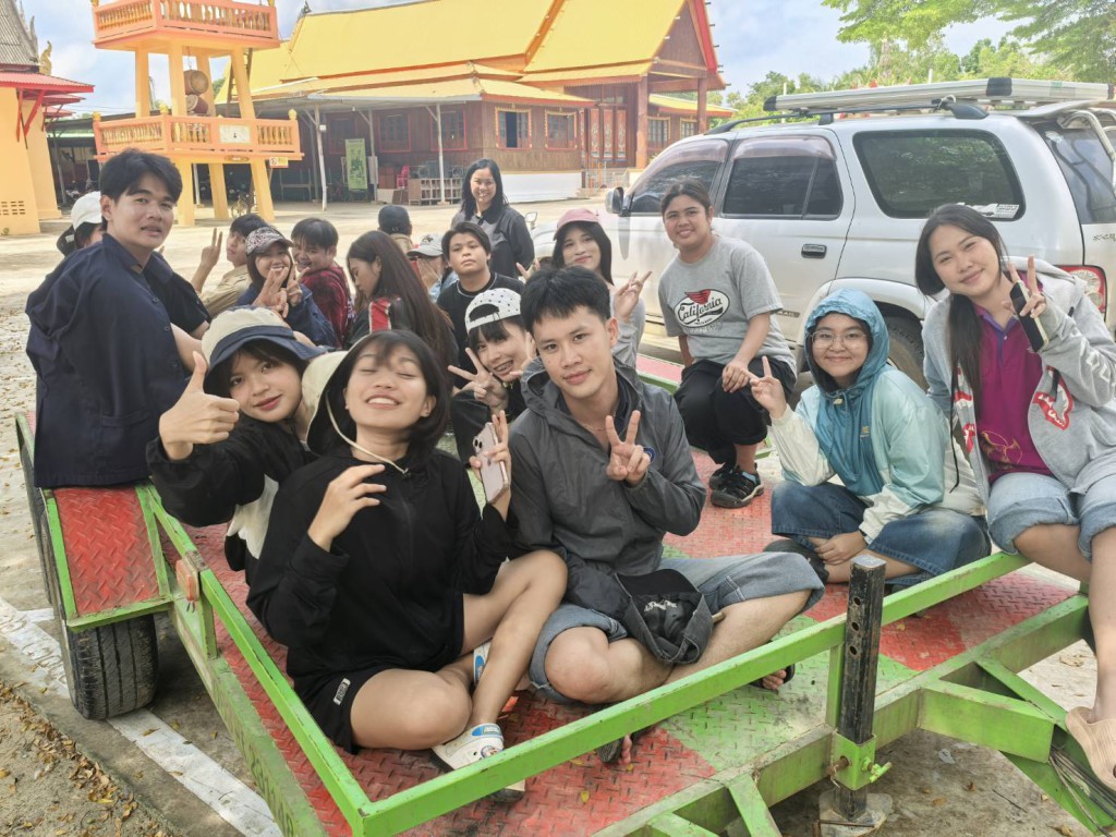     รศ.ศุภกิจ ยิ้มสรวล และนิสิตชั้นปีที่ 4 ภาควิชาสถาปัตยกรรม ดำเนินโครงการ “วังกุ่ม Sandbox ชุมชนสู้อุทกภัย”