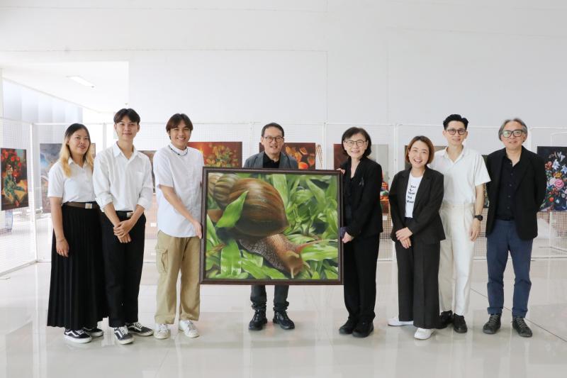 รองศาสตราจารย์ ดร.ศรินทร์ทิพย์ แทนธานี  รักษาราชการแทนอธิการบดีมหาวิทยาลัยนเรศวร และผู้บริหาร ซื้อผลงานจิตรกรรม ของนิสิตสาขาทัศนศิลป์