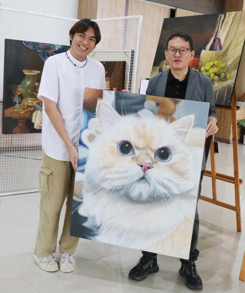 รองศาสตราจารย์ ดร.ศรินทร์ทิพย์ แทนธานี  รักษาราชการแทนอธิการบดีมหาวิทยาลัยนเรศวร และผู้บริหาร ซื้อผลงานจิตรกรรม ของนิสิตสาขาทัศนศิลป์
