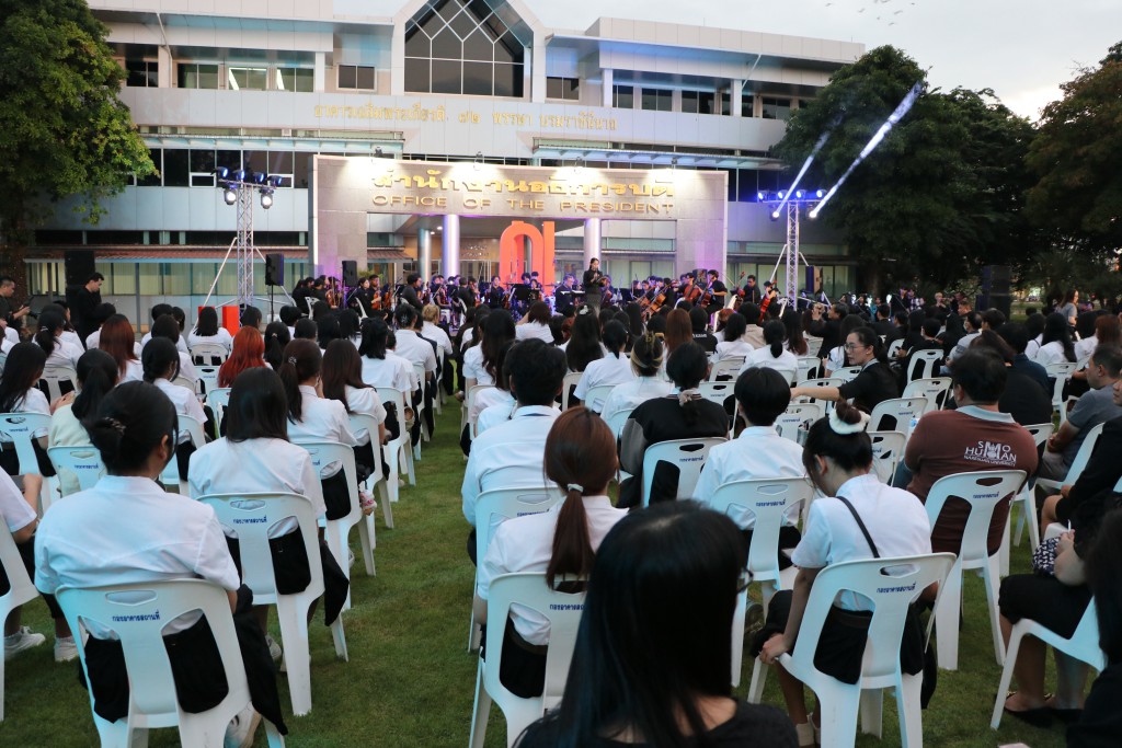 ดร.เสกสรรค์ ญาณปัญญานนท์ รองคณบดี เข้าร่วมงานดนตรีในสวน H.M. Song อว.บรรเลง เพลงของพ่อ 