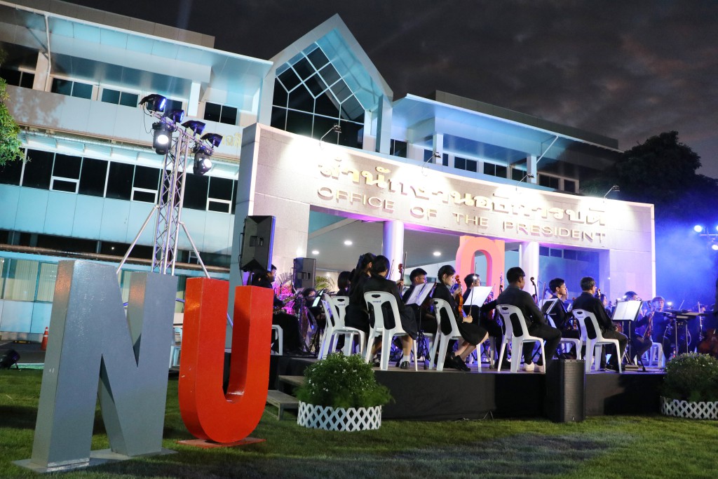 ดร.เสกสรรค์ ญาณปัญญานนท์ รองคณบดี เข้าร่วมงานดนตรีในสวน H.M. Song อว.บรรเลง เพลงของพ่อ 