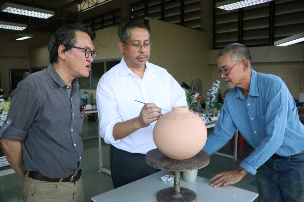 Students Showcase "Puan Din Aot Dee" Exhibition 4.2: Ceramic Art Exhibition