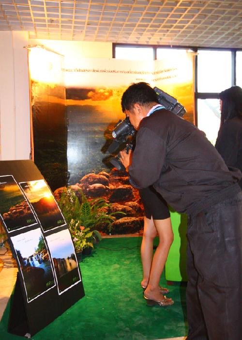 โครงการนิทรรศการศิลปกรรม ครั้งที่ 8 (Design Land)