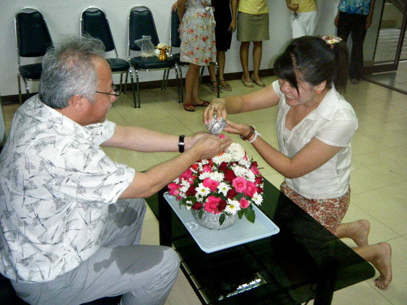 งานประเพณีสงกรานต์ การสรงน้ำพระ และการรดน้ำดำหัวคราจารย์อาวุโส 