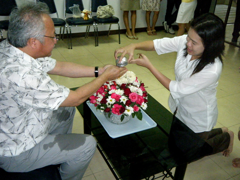 งานประเพณีสงกรานต์ การสรงน้ำพระ และการรดน้ำดำหัวคราจารย์อาวุโส 
