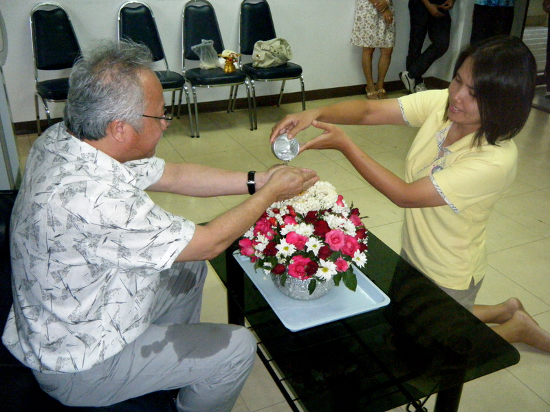 งานประเพณีสงกรานต์ การสรงน้ำพระ และการรดน้ำดำหัวคราจารย์อาวุโส 