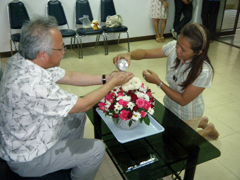 งานประเพณีสงกรานต์ การสรงน้ำพระ และการรดน้ำดำหัวคราจารย์อาวุโส 