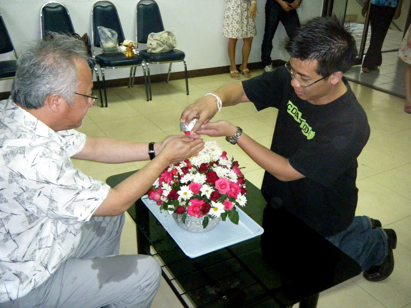 งานประเพณีสงกรานต์ การสรงน้ำพระ และการรดน้ำดำหัวคราจารย์อาวุโส 
