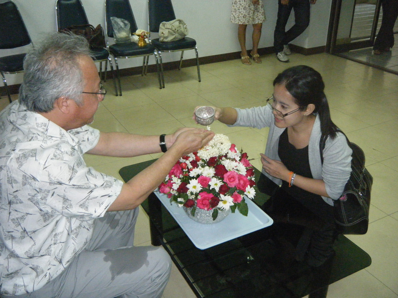 งานประเพณีสงกรานต์ การสรงน้ำพระ และการรดน้ำดำหัวคราจารย์อาวุโส 