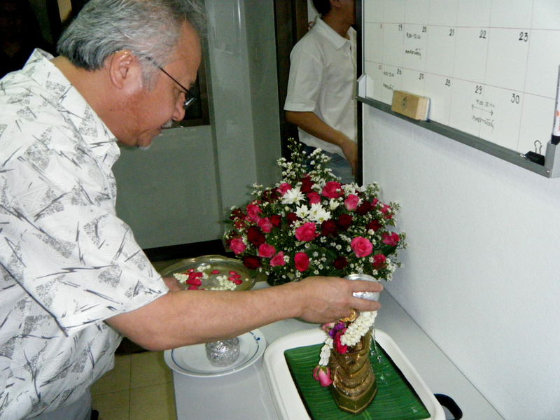 งานประเพณีสงกรานต์ การสรงน้ำพระ และการรดน้ำดำหัวคราจารย์อาวุโส 