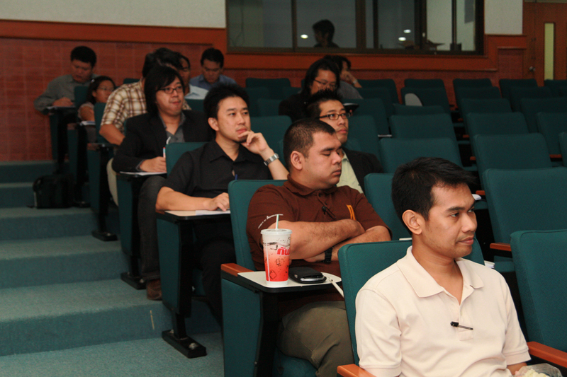 รองอธิการบดีมหาวิทยาลัยนเรศวรพบผู้บริหารและบุคลากรคณะฯ