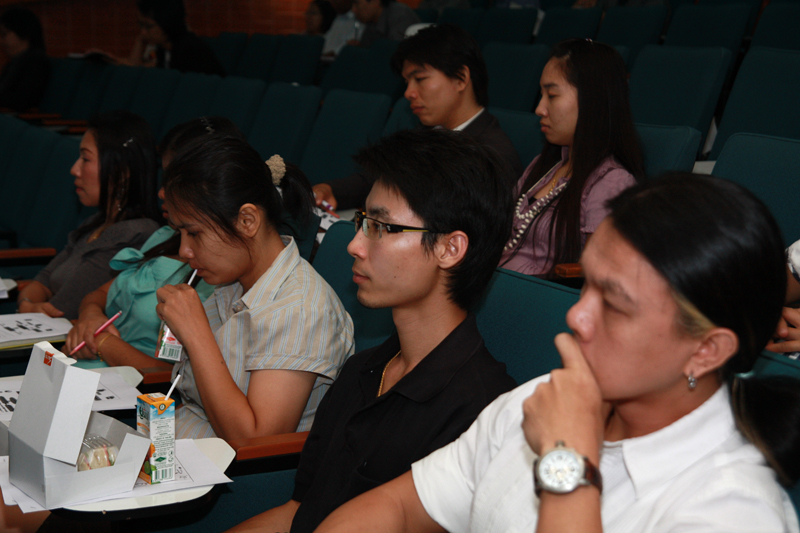 รองอธิการบดีมหาวิทยาลัยนเรศวรพบผู้บริหารและบุคลากรคณะฯ