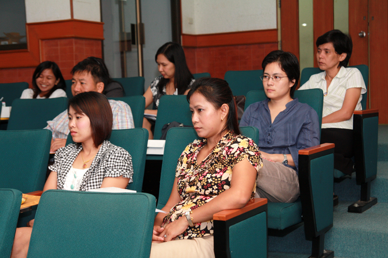 รองอธิการบดีมหาวิทยาลัยนเรศวรพบผู้บริหารและบุคลากรคณะฯ
