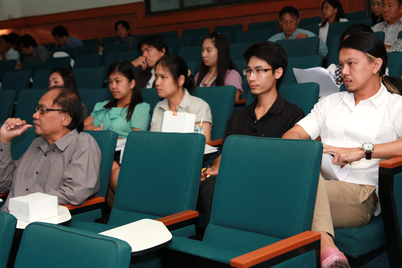 รองอธิการบดีมหาวิทยาลัยนเรศวรพบผู้บริหารและบุคลากรคณะฯ
