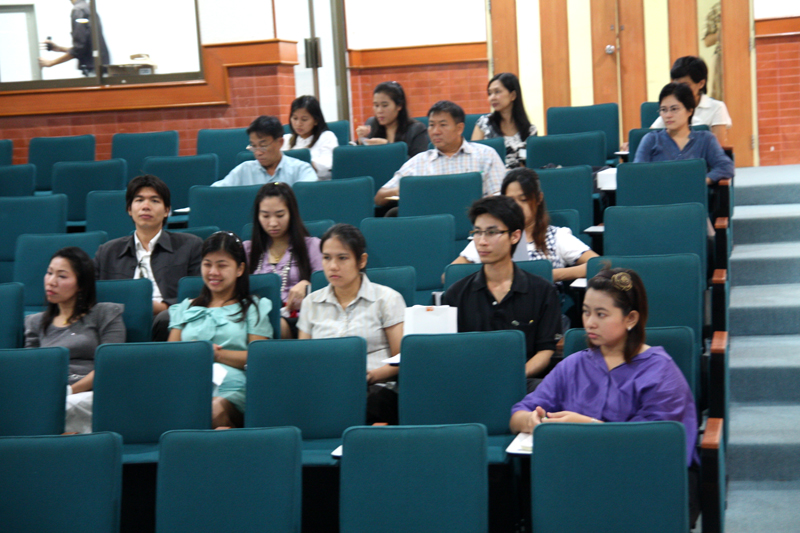 รองอธิการบดีมหาวิทยาลัยนเรศวรพบผู้บริหารและบุคลากรคณะฯ