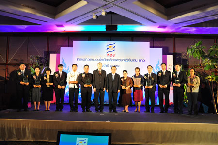 รศ.ดร.จิรวัฒน์ เข้ารับรางวัลผลงานวิจัยเด่น สกว. ประจำปี ๒๕๕๓ 