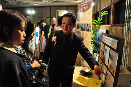 รศ.ดร.จิรวัฒน์ เข้ารับรางวัลผลงานวิจัยเด่น สกว. ประจำปี ๒๕๕๓ 