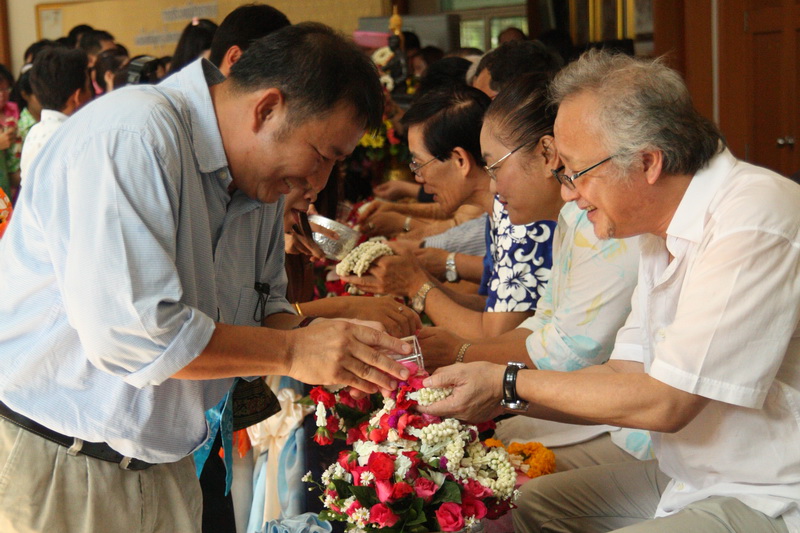 ประเพณีสงการนต์ รดน้ำดำหัวผู้อาวุโสของมหาวิทยาลัย ประจำปี 2554