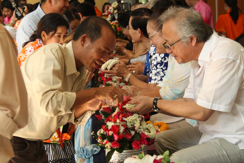 ประเพณีสงการนต์ รดน้ำดำหัวผู้อาวุโสของมหาวิทยาลัย ประจำปี 2554