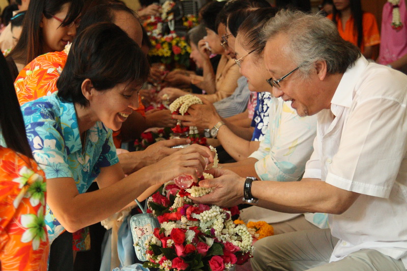 ประเพณีสงการนต์ รดน้ำดำหัวผู้อาวุโสของมหาวิทยาลัย ประจำปี 2554