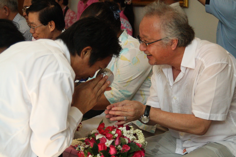 ประเพณีสงการนต์ รดน้ำดำหัวผู้อาวุโสของมหาวิทยาลัย ประจำปี 2554