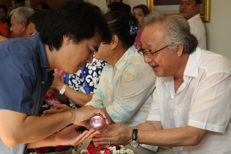 ประเพณีสงการนต์ รดน้ำดำหัวผู้อาวุโสของมหาวิทยาลัย ประจำปี 2554