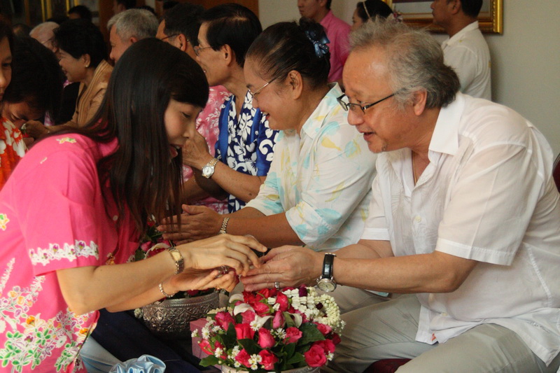 ประเพณีสงการนต์ รดน้ำดำหัวผู้อาวุโสของมหาวิทยาลัย ประจำปี 2554