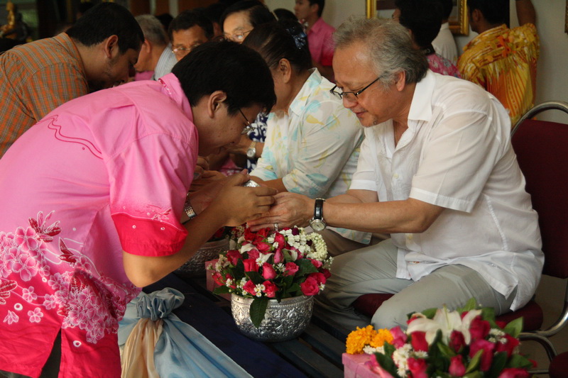 ประเพณีสงการนต์ รดน้ำดำหัวผู้อาวุโสของมหาวิทยาลัย ประจำปี 2554