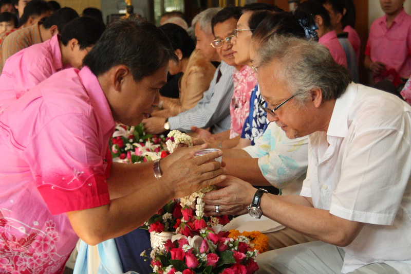 ประเพณีสงการนต์ รดน้ำดำหัวผู้อาวุโสของมหาวิทยาลัย ประจำปี 2554