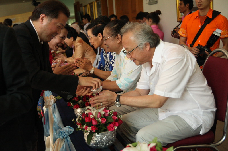 ประเพณีสงการนต์ รดน้ำดำหัวผู้อาวุโสของมหาวิทยาลัย ประจำปี 2554