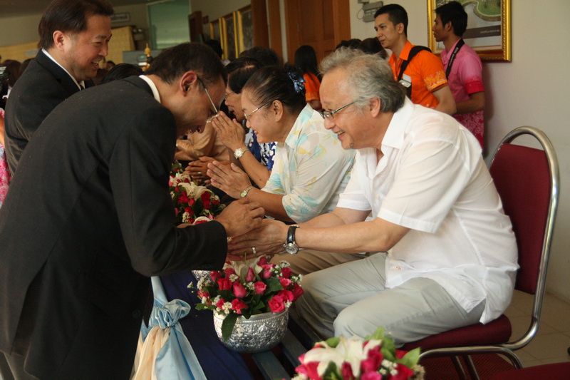 ประเพณีสงการนต์ รดน้ำดำหัวผู้อาวุโสของมหาวิทยาลัย ประจำปี 2554