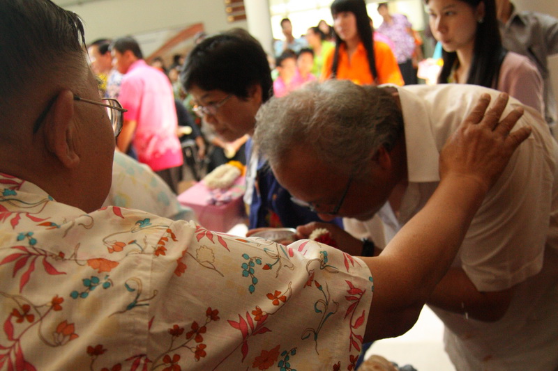 ประเพณีสงการนต์ รดน้ำดำหัวผู้อาวุโสของมหาวิทยาลัย ประจำปี 2554
