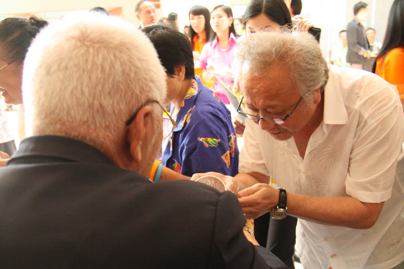 ประเพณีสงการนต์ รดน้ำดำหัวผู้อาวุโสของมหาวิทยาลัย ประจำปี 2554