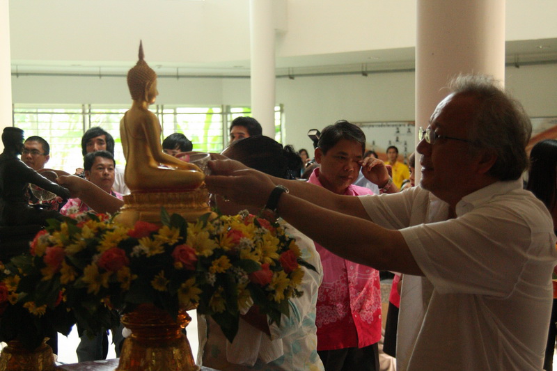 ประเพณีสงการนต์ รดน้ำดำหัวผู้อาวุโสของมหาวิทยาลัย ประจำปี 2554