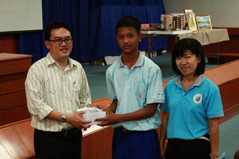 แนะแนวการศึกษาต่อแก่นักเรียน โรงเรียนเซ็นนิโกลาส