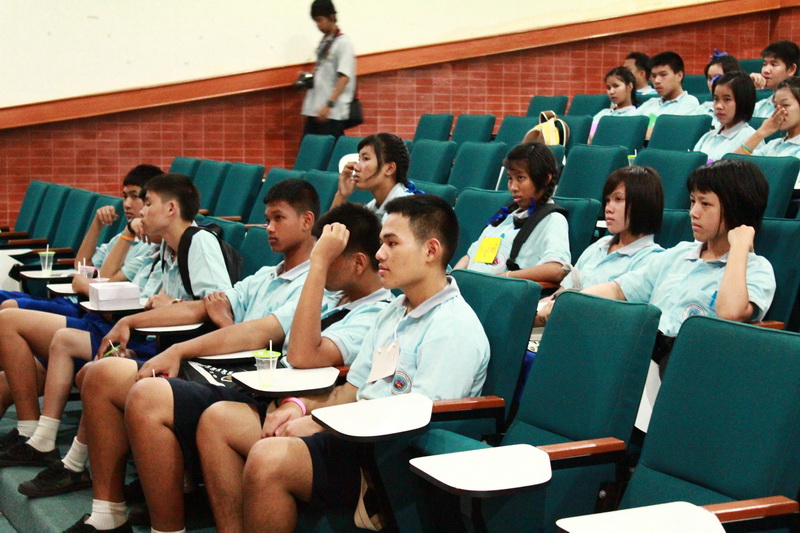 แนะแนวการศึกษาต่อแก่นักเรียน โรงเรียนเซ็นนิโกลาส