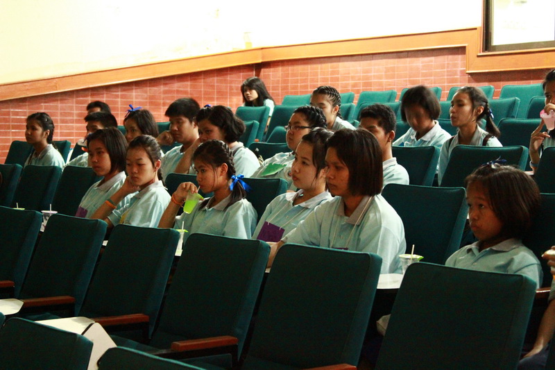 แนะแนวการศึกษาต่อแก่นักเรียน โรงเรียนเซ็นนิโกลาส